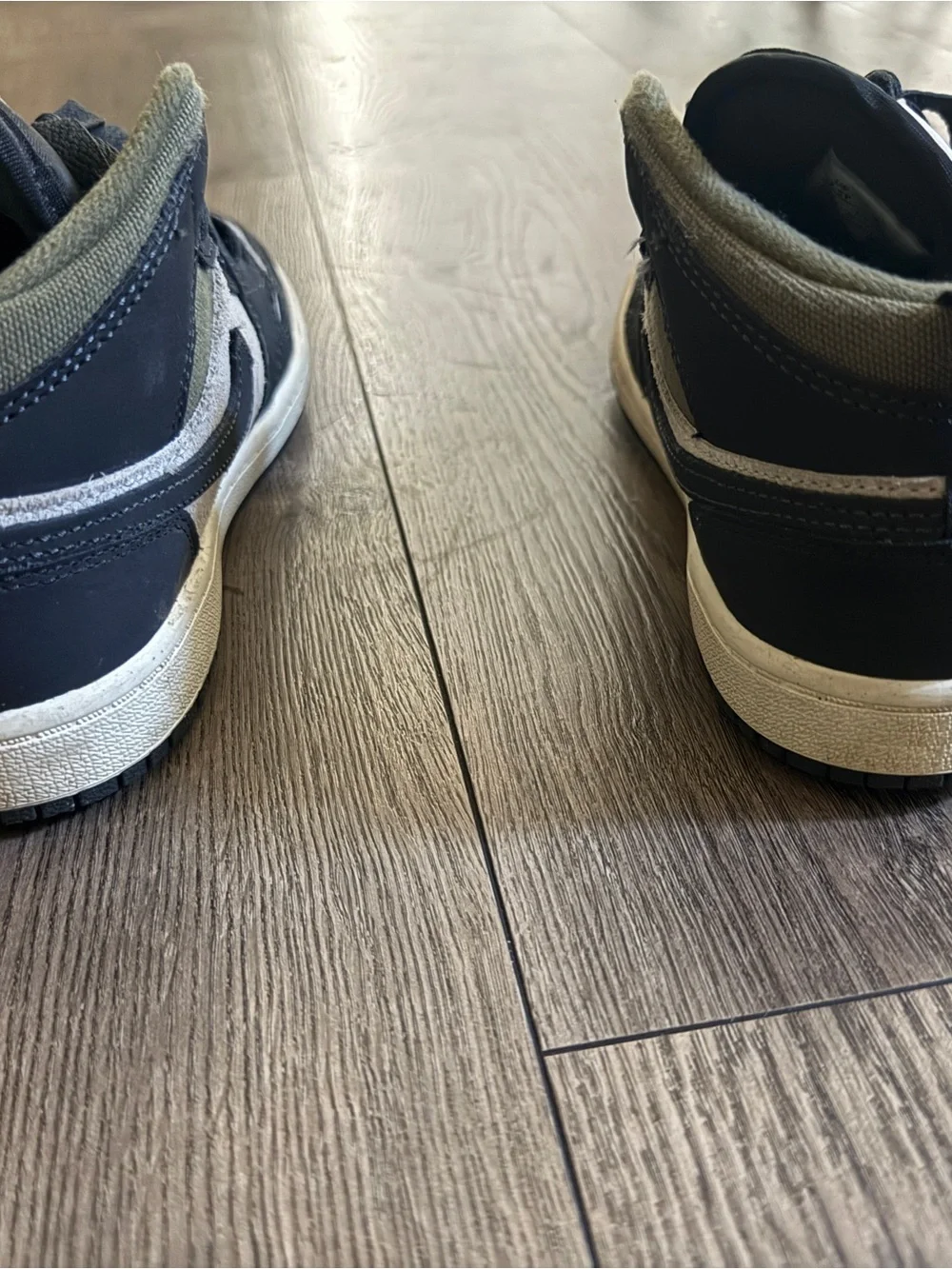 Nike Air Jordan retro 1 Mid SE Sneakers in Black and Light Gray